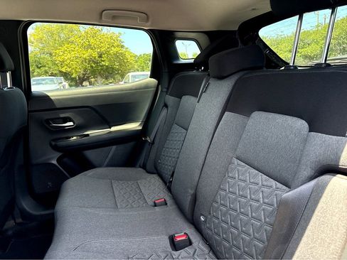 Used 2025 Nissan Kicks SV FWD image 16