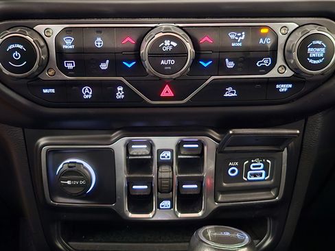 Used 2022 Jeep Gladiator Overland w/ Popular Equipment Package AWD/4WD image 12