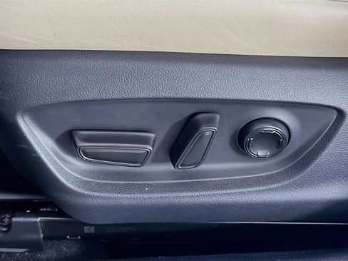 Used 2020 Toyota Avalon Limited image 19