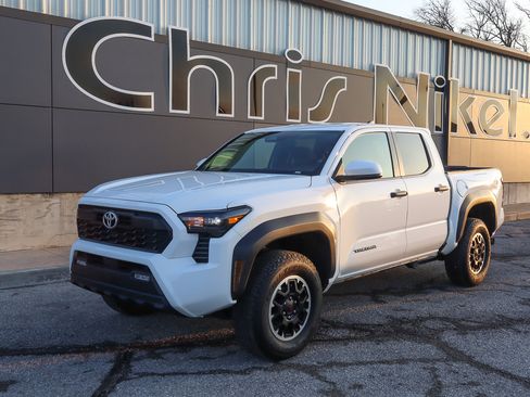 Used 2025 Toyota Tacoma TRD Off-Road image 1