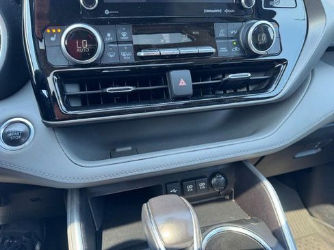 Used 2021 Toyota Highlander XLE AWD/4WD image 17