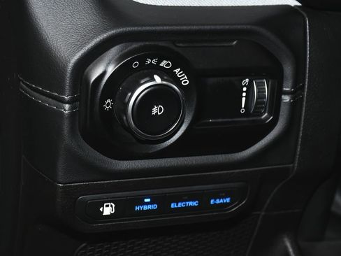 Used 2024 Jeep Wrangler Unlimited Sahara AWD/4WD image 15