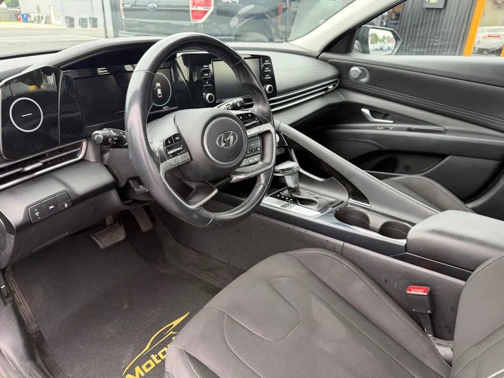 Used 2022 Hyundai Elantra SEL w/ Convenience + Premium Package FWD image 5