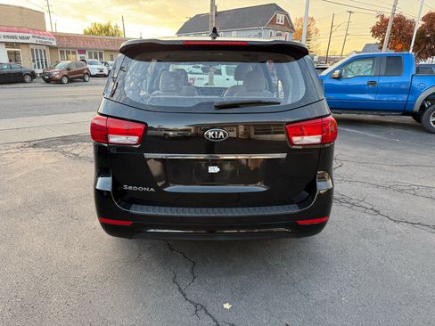 Used 2018 Kia Sedona L image 6