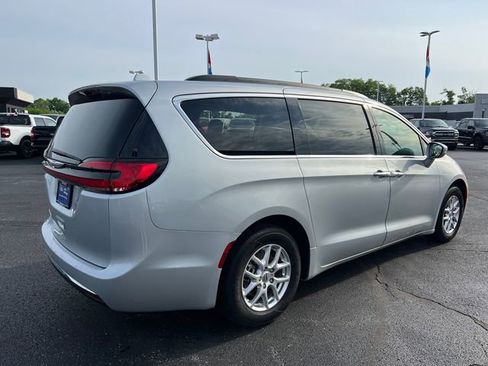 Used 2022 Chrysler Pacifica Touring-L FWD image 8