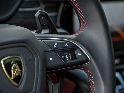 Used 2022 Lamborghini Urus AWD/4WD image 35