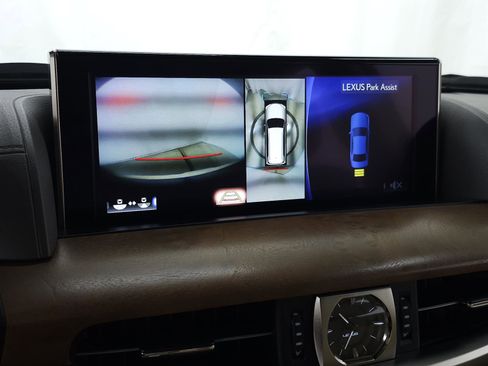 Used 2021 Lexus LX 570 4WD w/ Luxury Package image 28