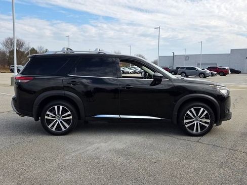 Used 2025 Nissan Pathfinder Platinum image 16