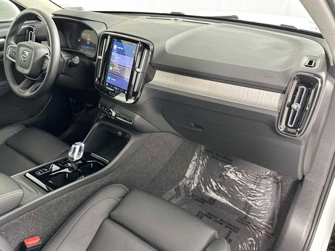 Used 2025 Volvo XC40 B5 Plus image 27