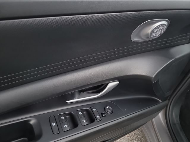 Used 2024 Hyundai Elantra SEL FWD image 17