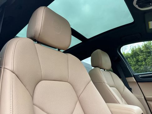 Certified 2025 Porsche Macan AWD/4WD image 18