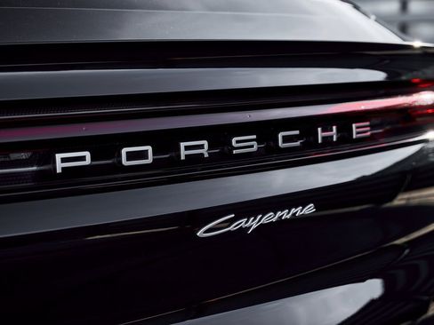 Used 2024 Porsche Cayenne Coupe image 8