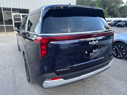Used 2025 Kia Carnival FWD image 10