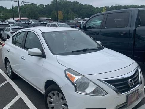 Used 2015 Nissan Versa SV FWD image 11