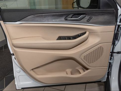 Used 2025 Jeep Grand Cherokee Limited w/ Trailer Tow Package image 9