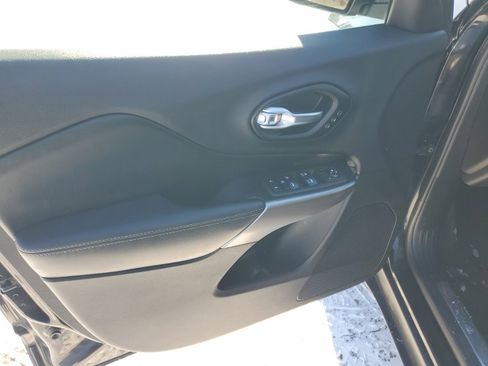 Used 2020 Jeep Cherokee Limited image 8