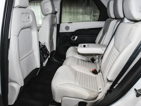 Used 2025 Land Rover Discovery S image 55