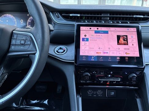 New 2025 Jeep Grand Cherokee Limited image 17