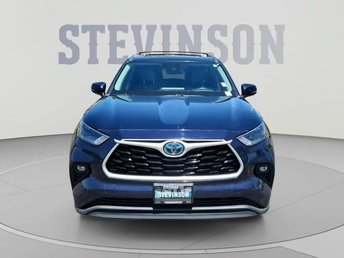 Used 2021 Toyota Highlander XLE AWD/4WD image 8