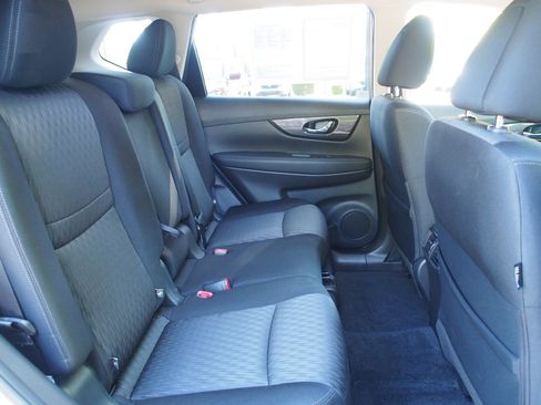 Used 2019 Nissan Rogue SV w/ Premium Package image 13