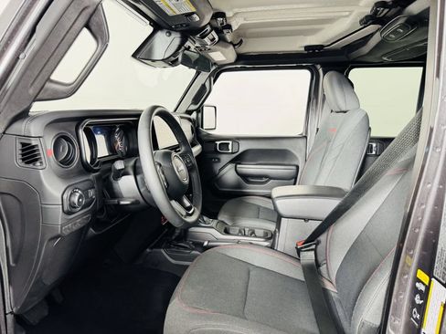 Used 2025 Jeep Wrangler Unlimited Rubicon w/ Convenience Group AWD/4WD image 5