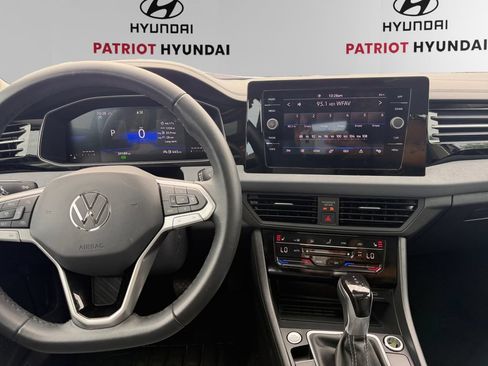 Used 2025 Volkswagen Jetta SE FWD image 10