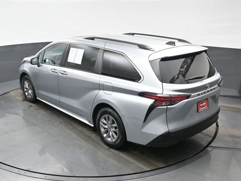 Used 2022 Toyota Sienna XLE image 39