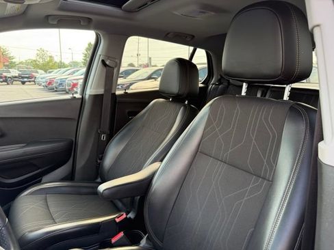 Used 2018 Chevrolet Trax LT w/ Sun & Sound Package AWD/4WD image 19