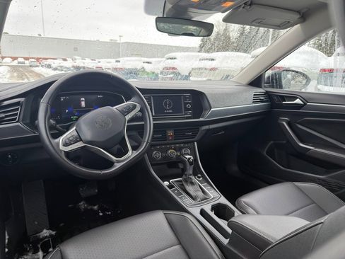 Used 2024 Volkswagen Jetta SE image 16