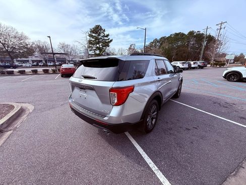 Used 2022 Ford Explorer XLT w/ Equipment Group 202A image 6