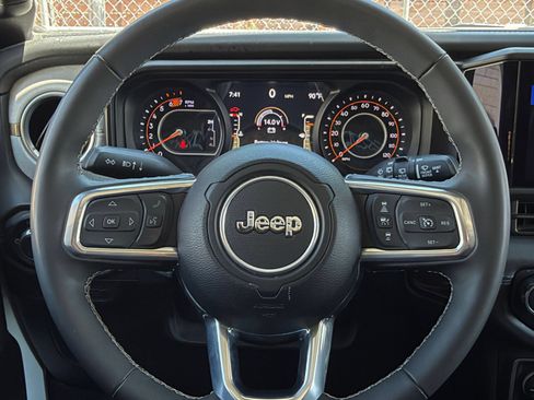 Used 2025 Jeep Wrangler Unlimited Sahara AWD/4WD image 27