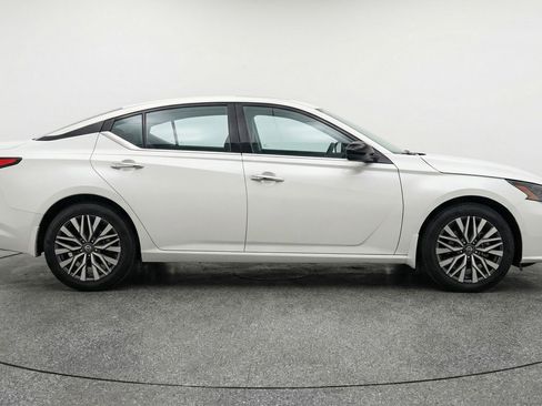 Used 2025 Nissan Altima 2.5 SV FWD image 11