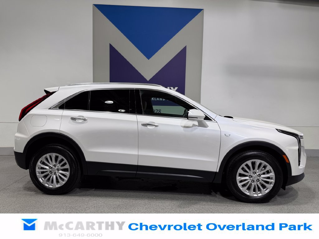 Used 2024 Cadillac XT4 Luxury w/ Cold Weather Package FWD image 4