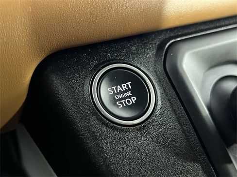 Used 2024 Land Rover Defender 110 SE image 17