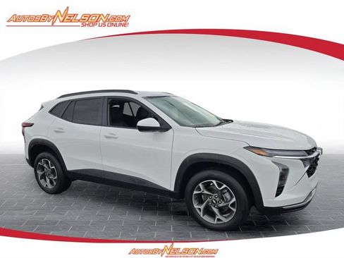 Used 2025 Chevrolet Trax LT w/ LT Convenience Package FWD image 1