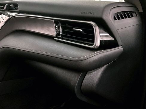 Used 2019 Toyota Camry SE image 16