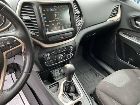 Used 2016 Jeep Cherokee Latitude w/ Cold Weather Group FWD image 30