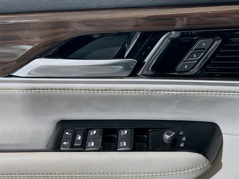 Used 2022 Jeep Wagoneer Series II RWD image 14