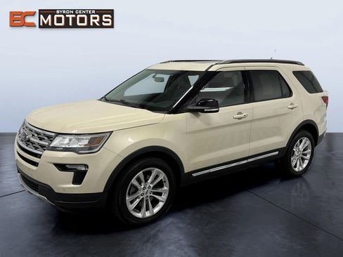 Used 2018 Ford Explorer XLT w/ Equipment Group 202A AWD/4WD image 1