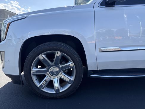 Used 2019 Cadillac Escalade ESV Luxury AWD/4WD image 9