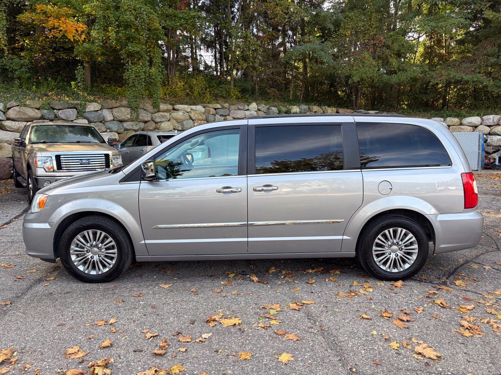Used 2016 Chrysler Town & Country Touring-L w/ Driver Convenience Group FWD image 2