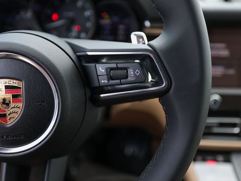 Certified 2025 Porsche Macan image 16