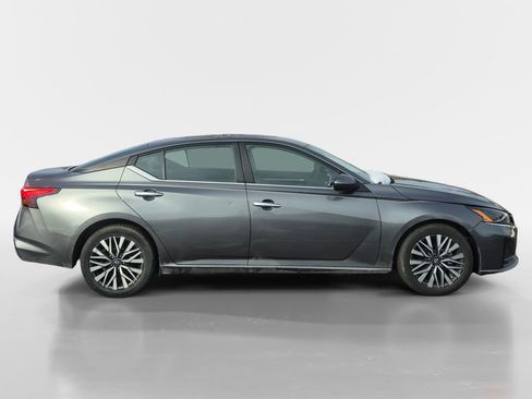 Used 2023 Nissan Altima 2.5 SV FWD image 3