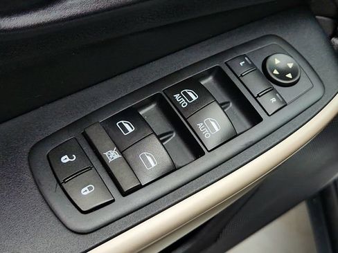 Used 2017 Jeep Cherokee Latitude w/ True North Edition AWD/4WD image 19