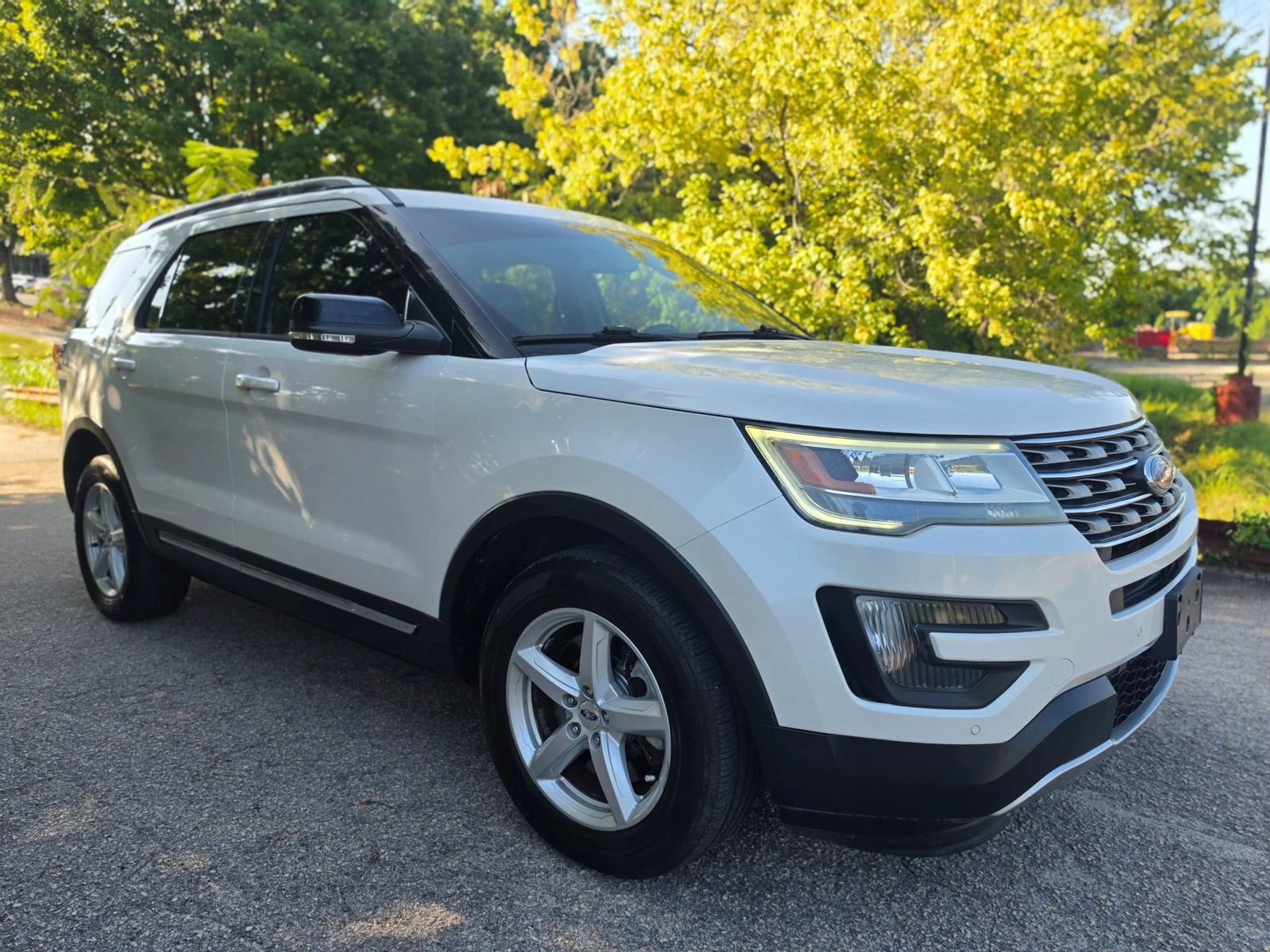 Used 2016 Ford Explorer XLT w/ Equipment Group 202A AWD/4WD image 4