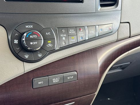 Used 2011 Toyota Sienna XLE FWD image 27
