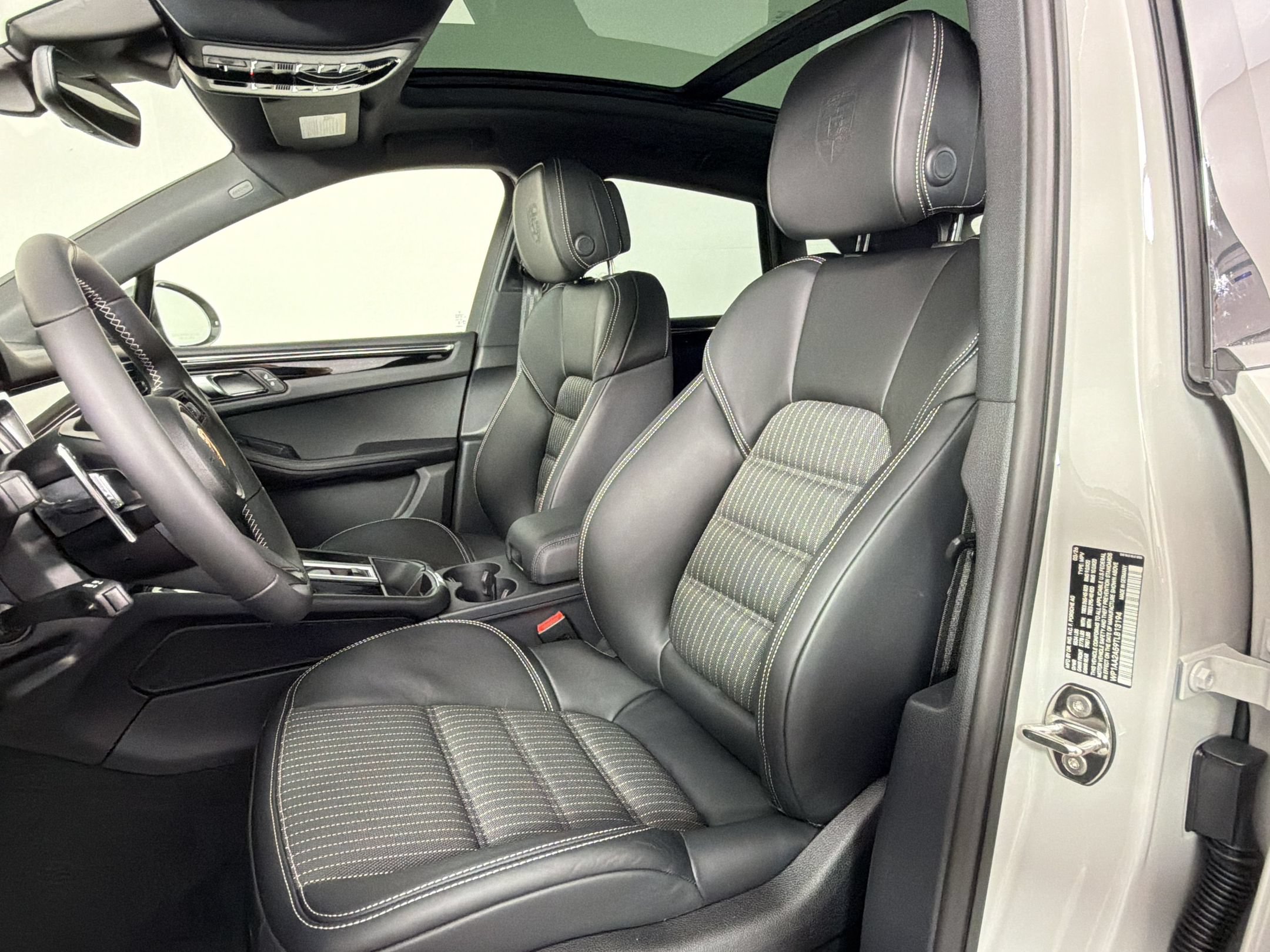 Certified 2026 Porsche Macan Turbo AWD/4WD image 5