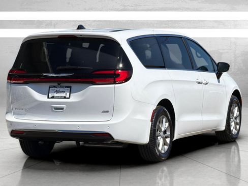 New 2026 Chrysler Pacifica Select image 5