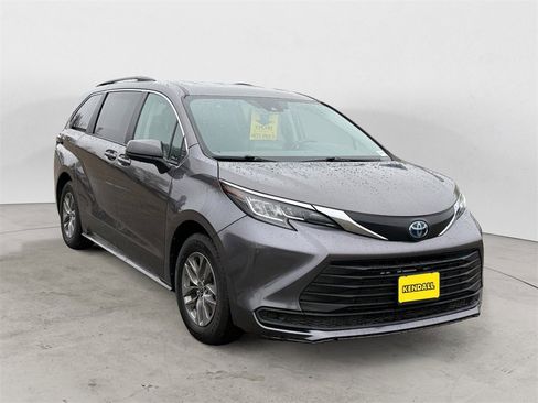 Used 2023 Toyota Sienna LE image 7