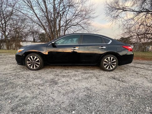 Used 2017 Nissan Altima 2.5 SL w/ Moonroof Package image 1